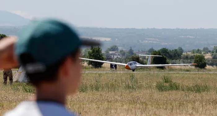 Incidente in Tirolo: aereo monoelica precipita mentre traina un aliante, morto il pilota