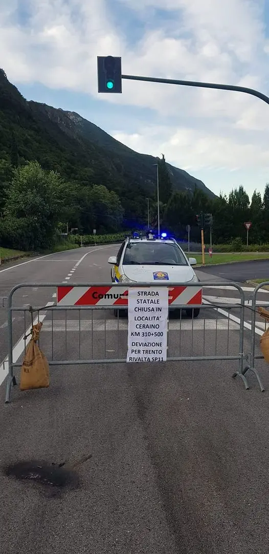 Cade un grosso masso: chiusa la statale del Brennero al confine col Veneto