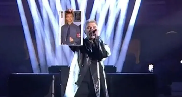 A Sanremo il «caso Fedez»: strappa la foto del viceministro Bignami vestito da Hitler