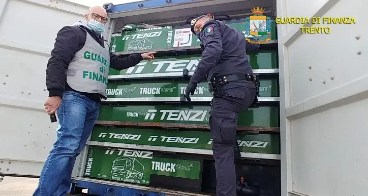 La Finanza sequestra 25 mila chili di gasolio e lubrificante sulla strada 47 della Valsugana. Sul tir sapone per ingannare i controlli