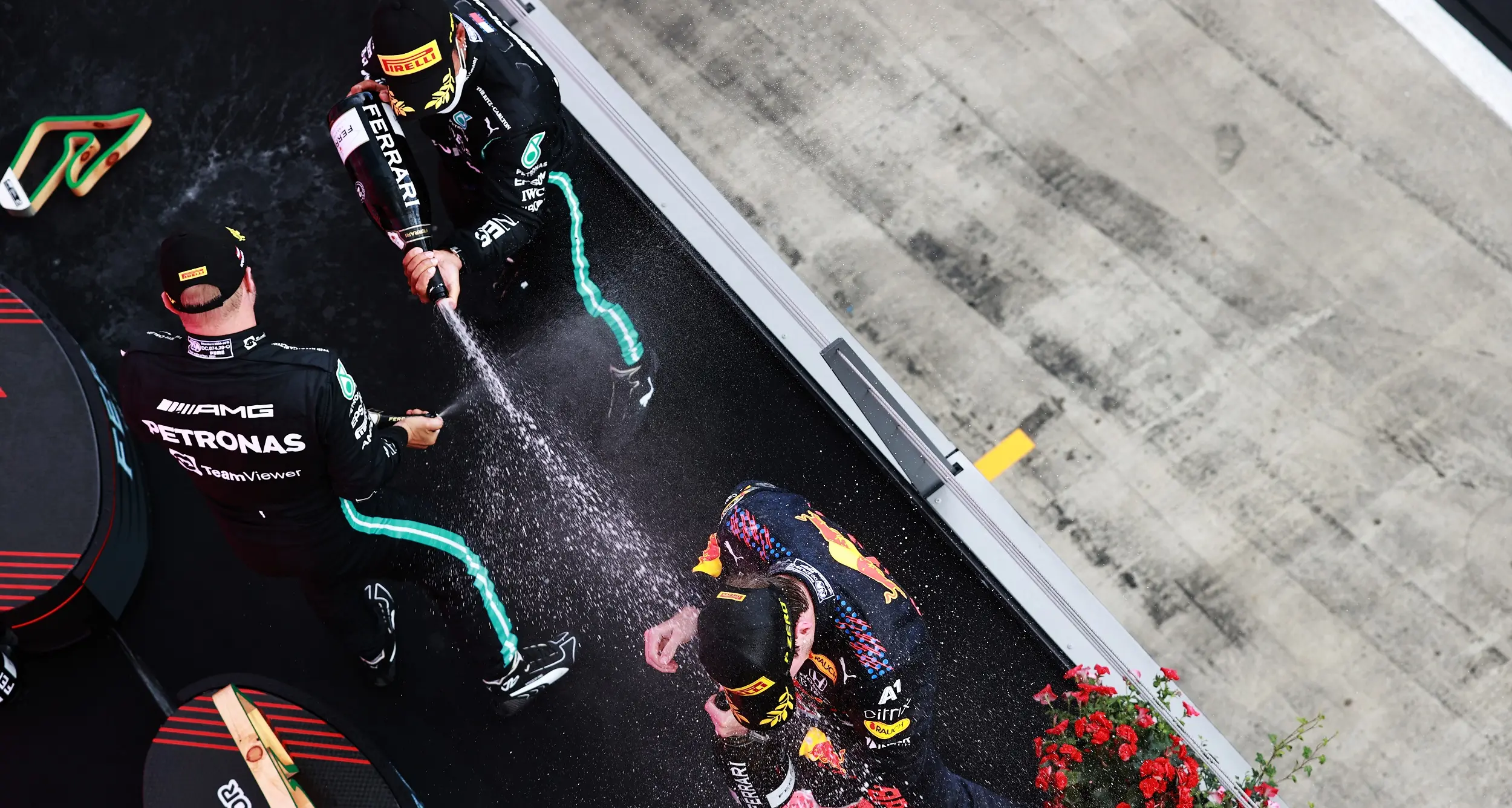 Bottiglie uniche con la firma dei piloti di F1 all’asta per raccoglie i fondi per la Croce Rossa