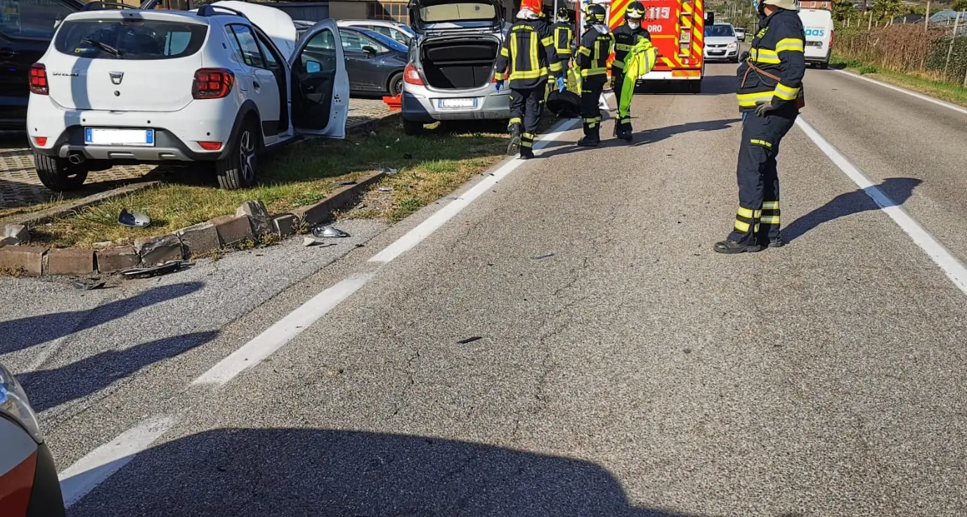 Dro, incidente sulla statale: due auto finiscono contro una macchina ferma nel parcheggio