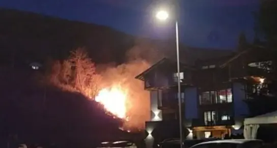 Allarme incendio, le fiamme a poca distanza dal lido di Baselga di Pinè