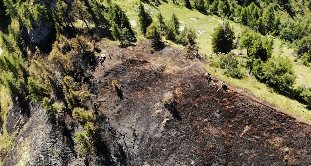 Incendio boschivo sopra Zuclo, fiamme domate dopo quasi una settimana