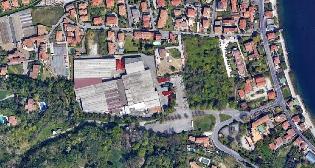 È battaglia sulla maxi area di Salò con vista sul lago di Garda: «Ora basta con le grandi volumetrie che rovinano il territorio»