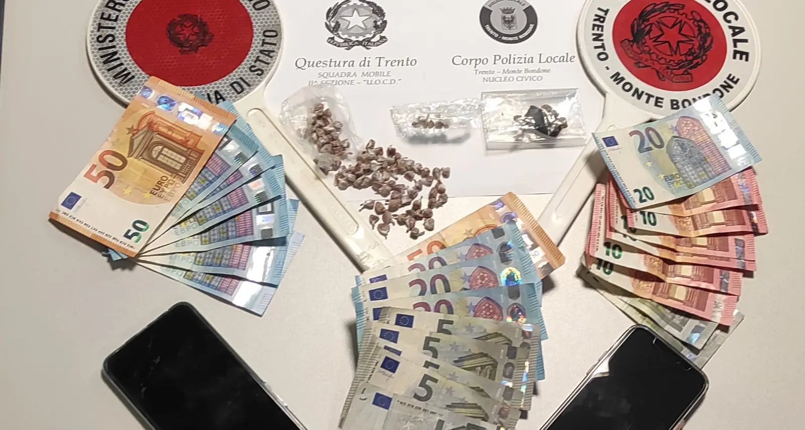 Piazza Dante, avevano 90 dosi di eroina: arrestati due spacciatori
