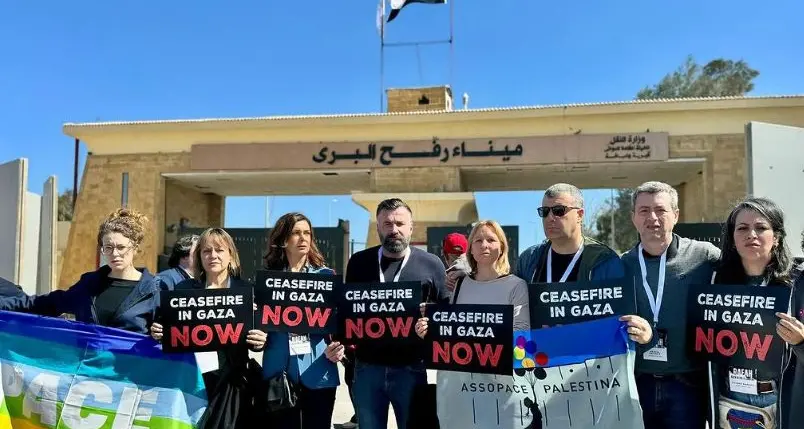 Missione di pace, Sara Ferrari arrivata a Rafah con la delegazione Pd: «Situazione catastrofica, chilometri di camion di aiuti bloccati»