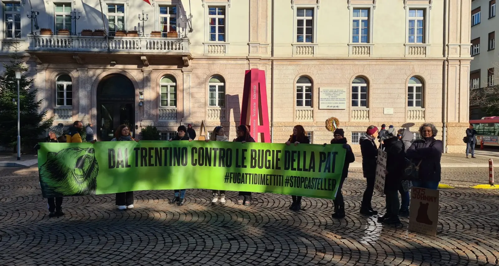 Orsi, attivisti in piazza Dante: «Ispra non è super partes, pronti a una vertenza»