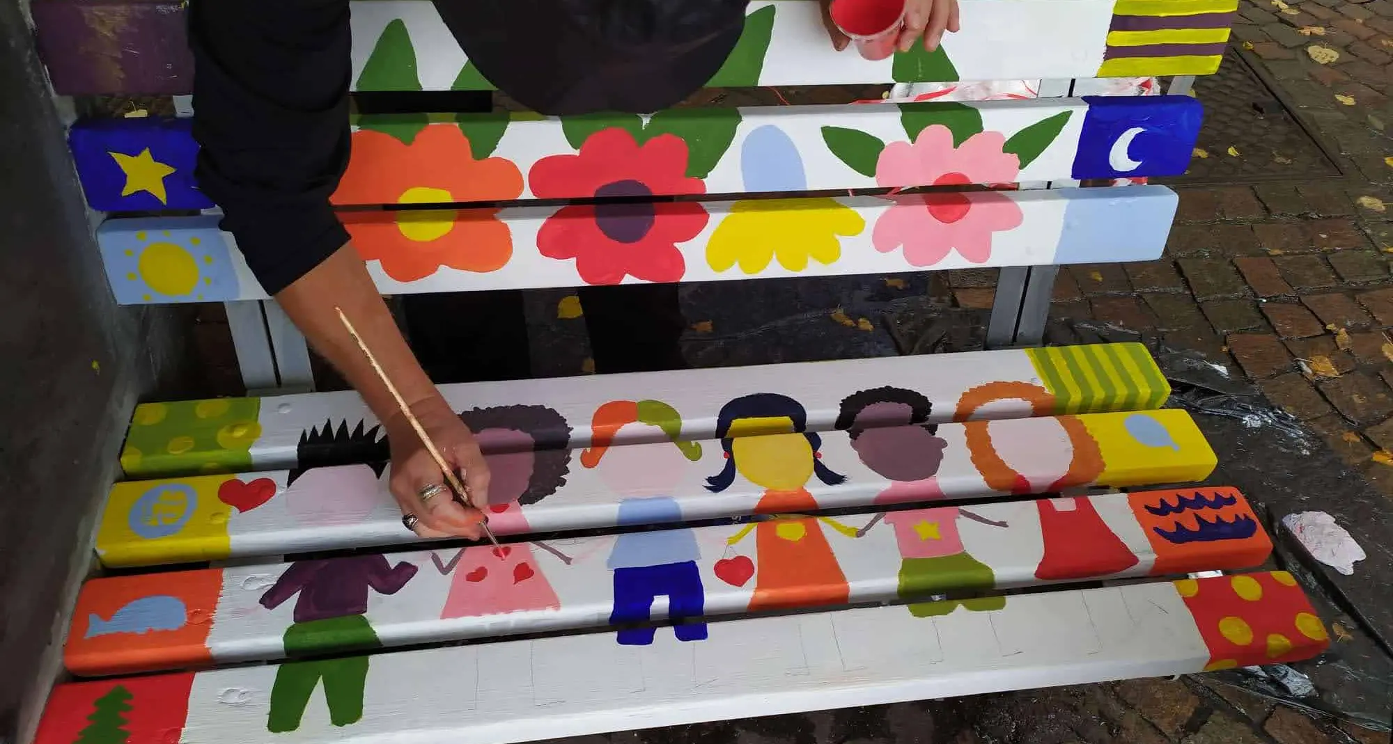 Le panchine di piazza Fiera? Decorate da 12 ragazzi senzatetto