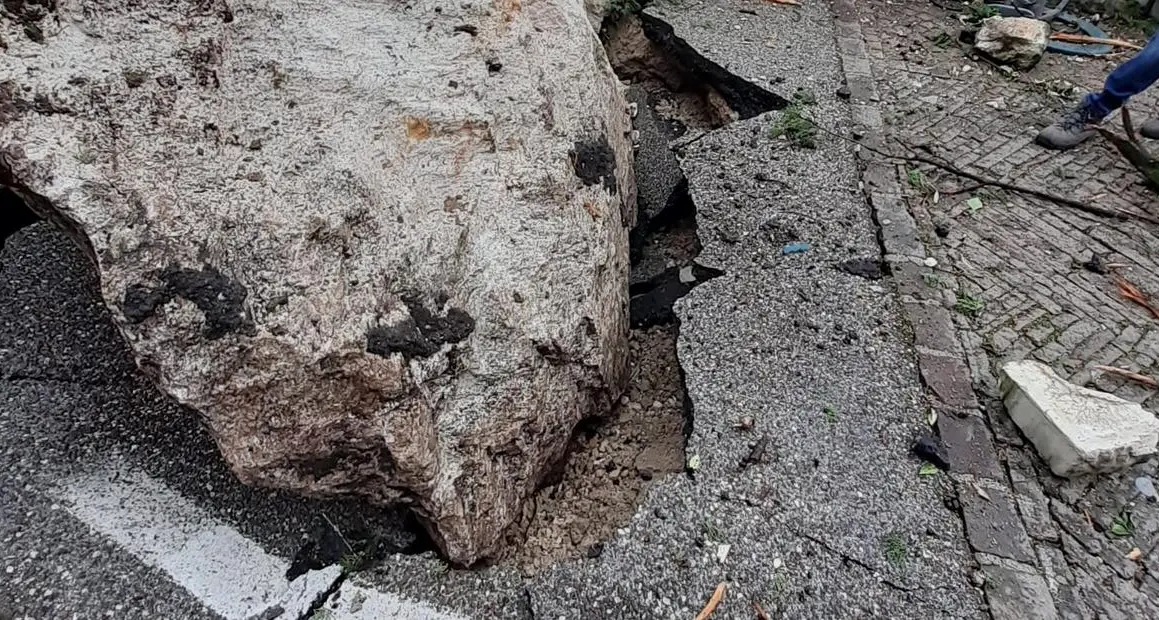 Frana: Gardesana chiusa fra Riva e Limone per tutto il weekend, evacuata un'abitazione