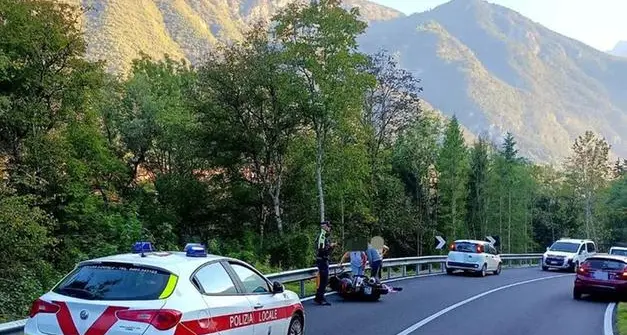 Esce di strada con la moto vicino a Saone, ferito un uomo di 60 anni