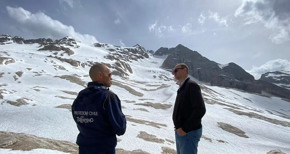 Marmolada, un anno dalla tragedia. Monitoraggi sperimentali in quota: «Tanta acqua dentro il ghiaccio»