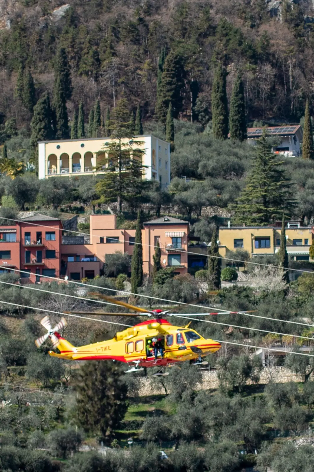 Cade da un olivo a Riva, 66enne portato in elicottero al S.Chiara