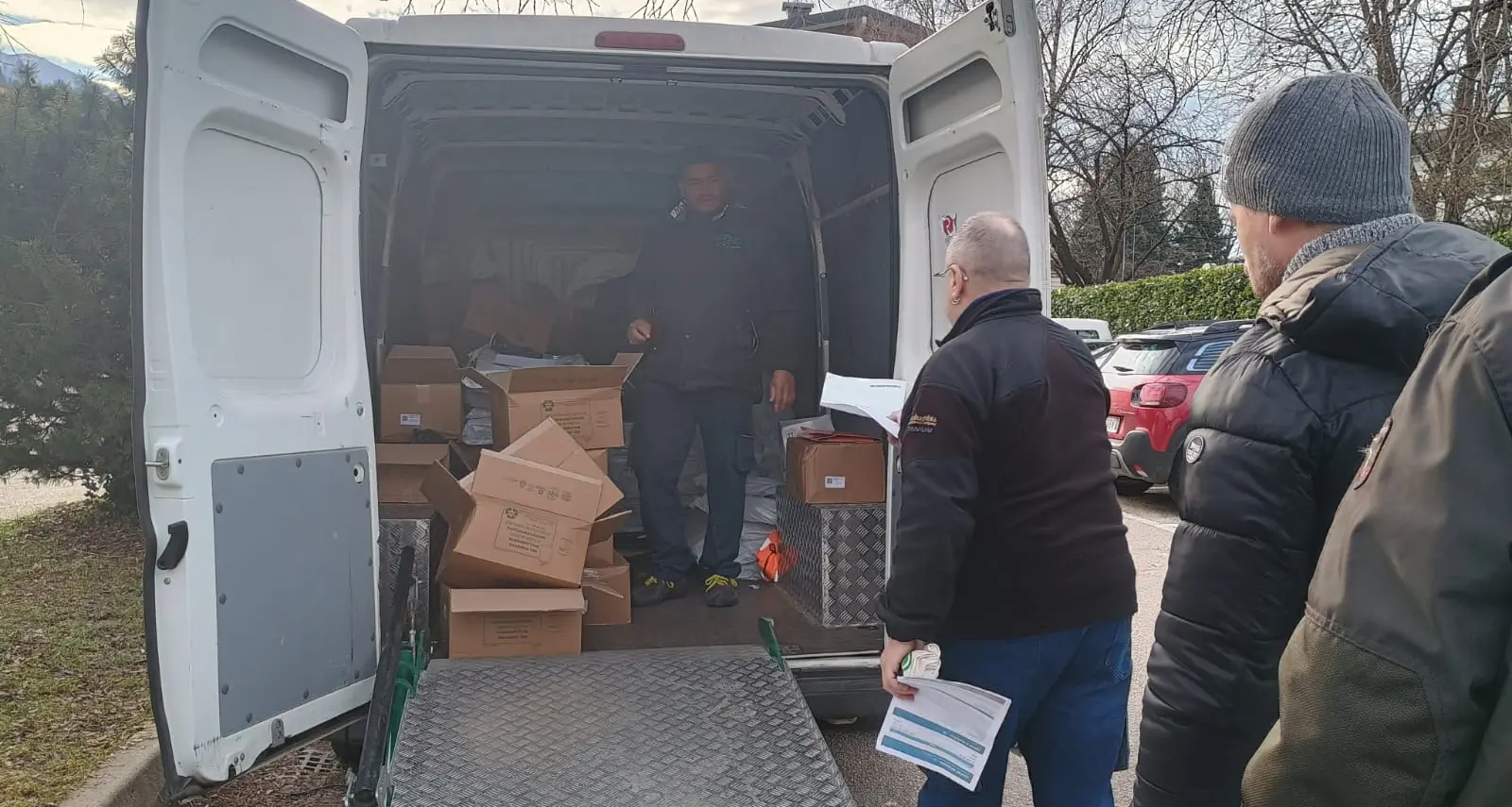 Trento, in corso la distribuzione itinerante dei sacchi per la raccolta differenziata: ecco come funziona