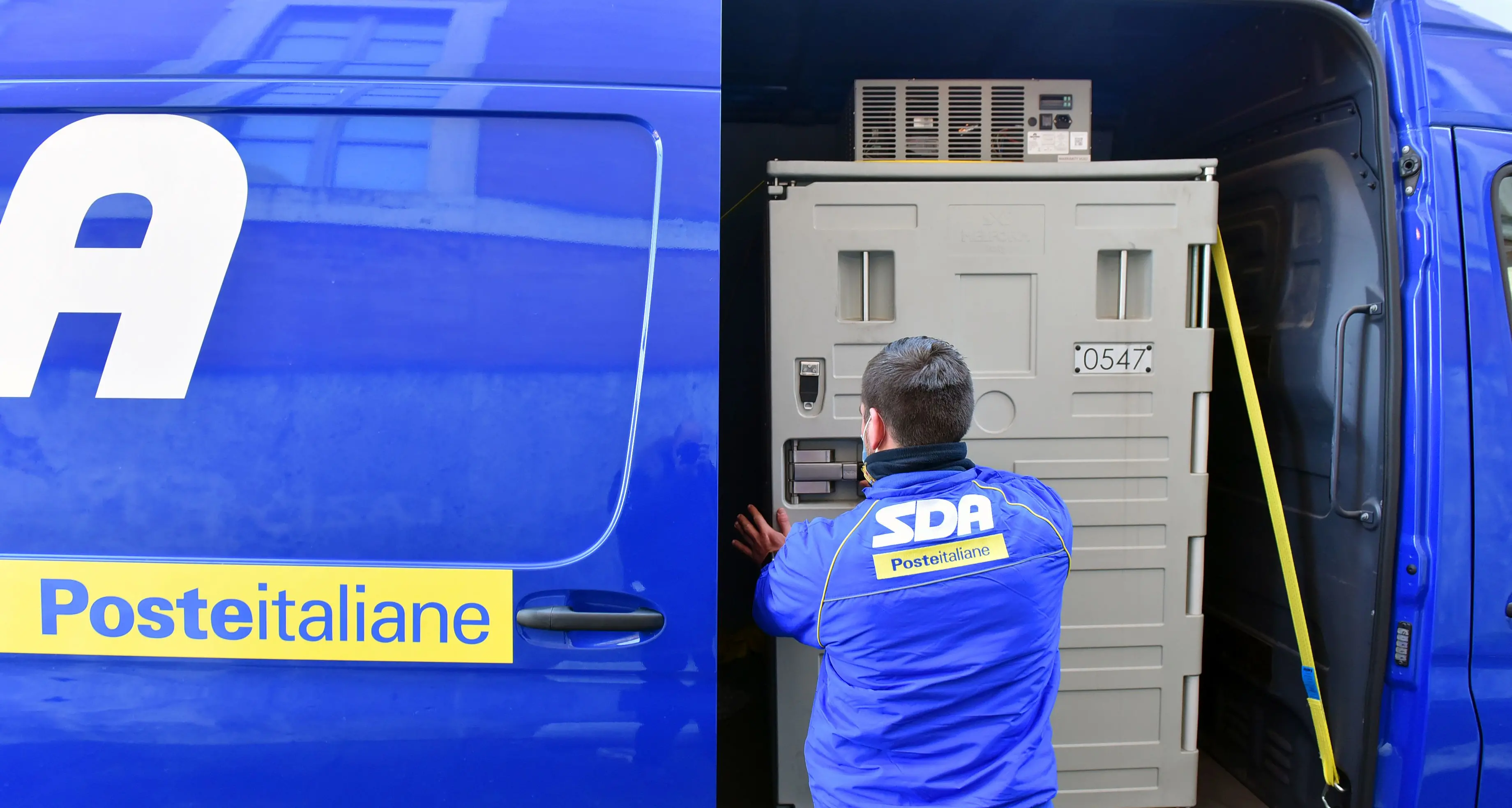 I vaccini arrivano con le Poste: la consegna domani al Santa Chiara di Trento