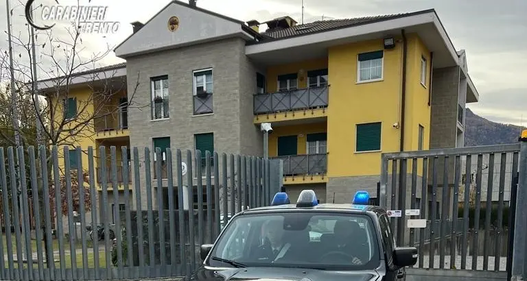 Lo accusano di aver rotto lo specchietto, truffato un anziano a Pergine Valsugana