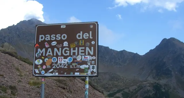 Strada del Manghen, ciclista ferito gravemente dopo una caduta in curva