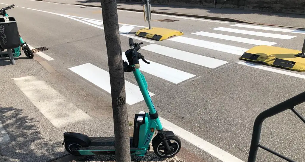 Sosta selvaggia dei monopattini, più controlli