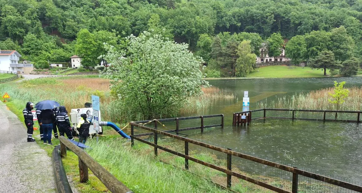 Allerta gialla, massima attenzione per fiumi e laghi in Trentino: pompe in azione a Lagolo