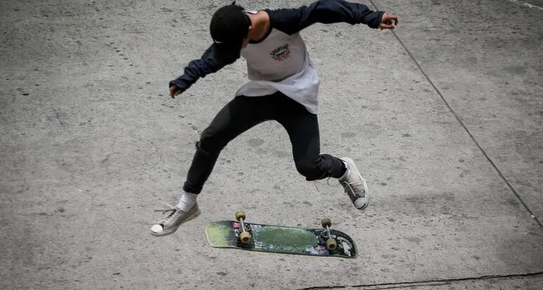Trento, allo skate park di via Maso Smalz oggi pulizie e prova di roller freestyle
