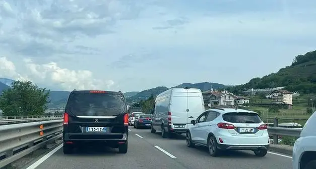 Autocarro inforca il guardrail a Roncegno, rallentamenti e code sulla Valsugana