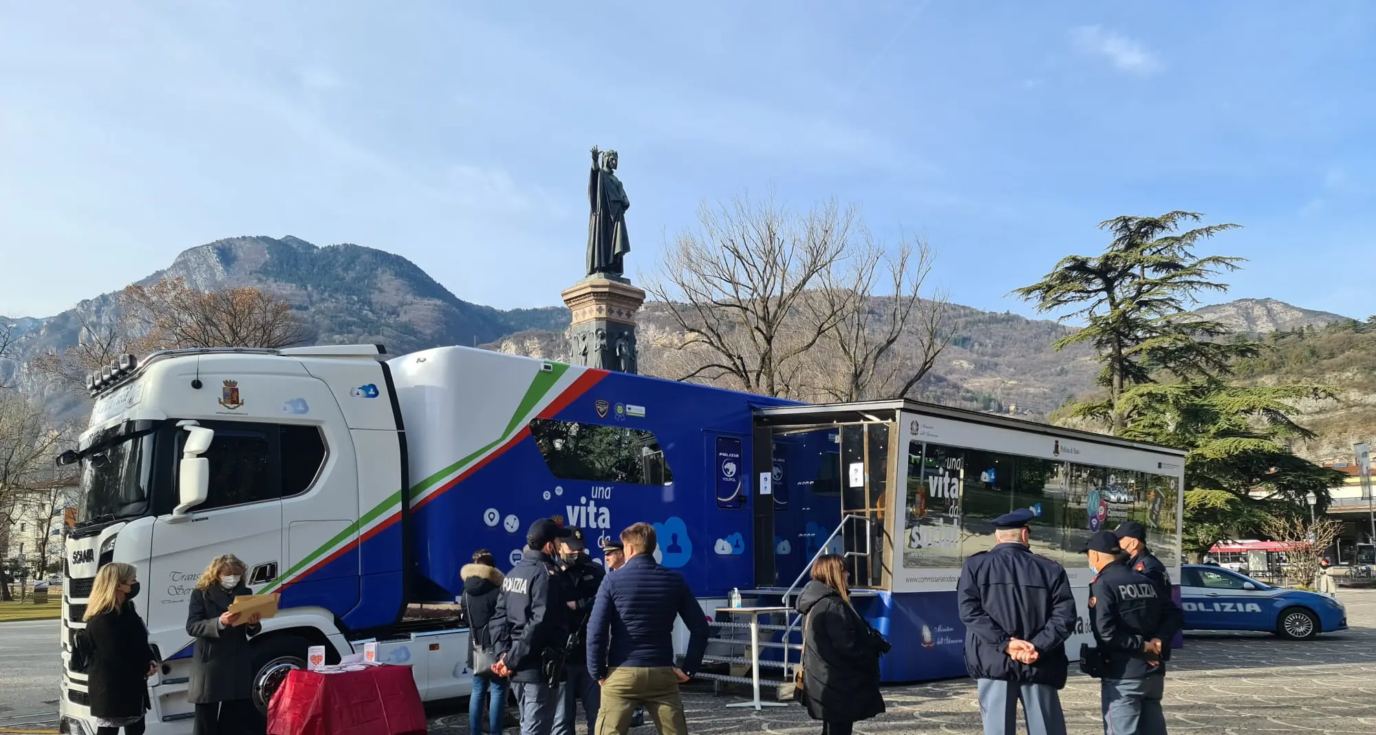 La polizia con il truck in piazza Dante per parlare di cyberbullismo e non solo
