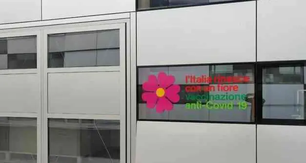 “Assembramenti di persone in attesa del vaccino a Rovereto”
