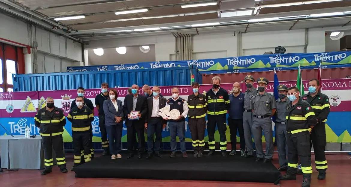 Il grazie della Sicilia (e del capo della protezione civile) ai vigili del fuoco trentini