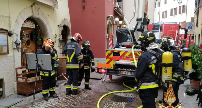 Incendio a Riva, donna tenta di saltare dal terzo piano: tratta in salvo dai vigili del fuoco
