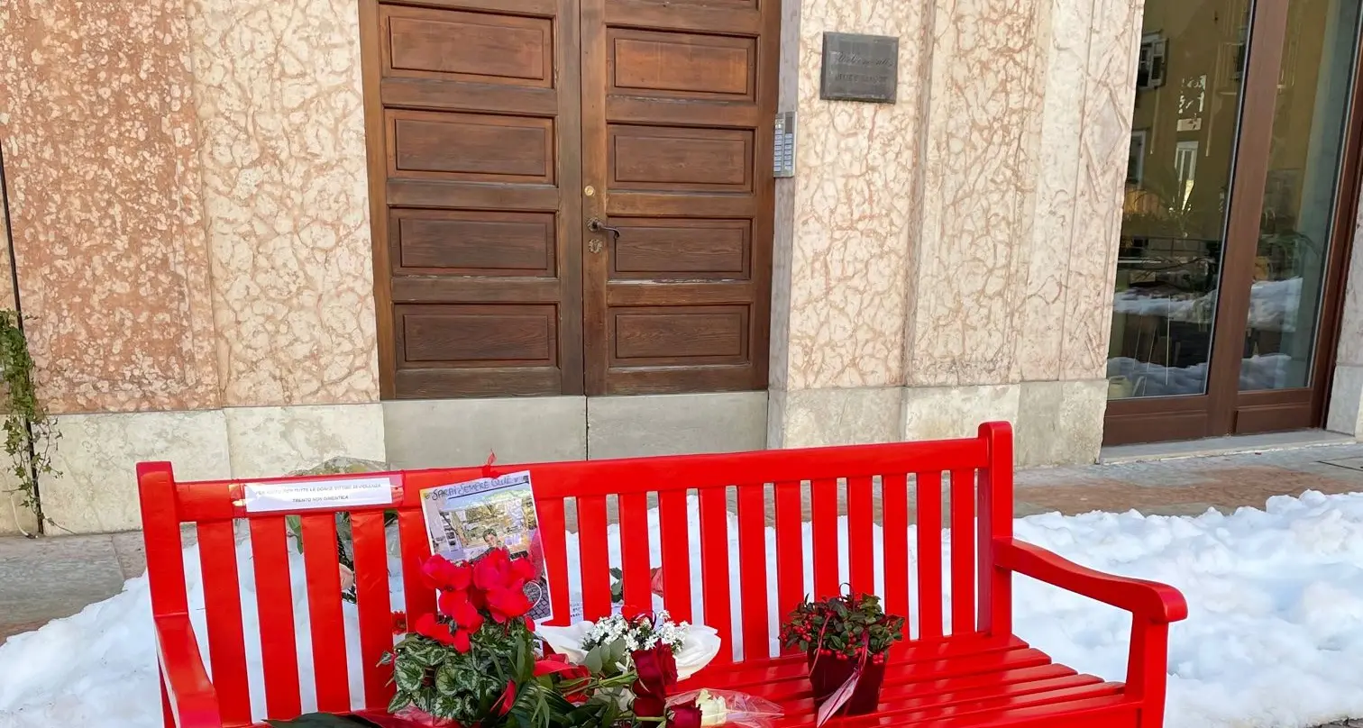 Trento, una panchina rossa per Agitu in piazza Santa Maria Maggiore
