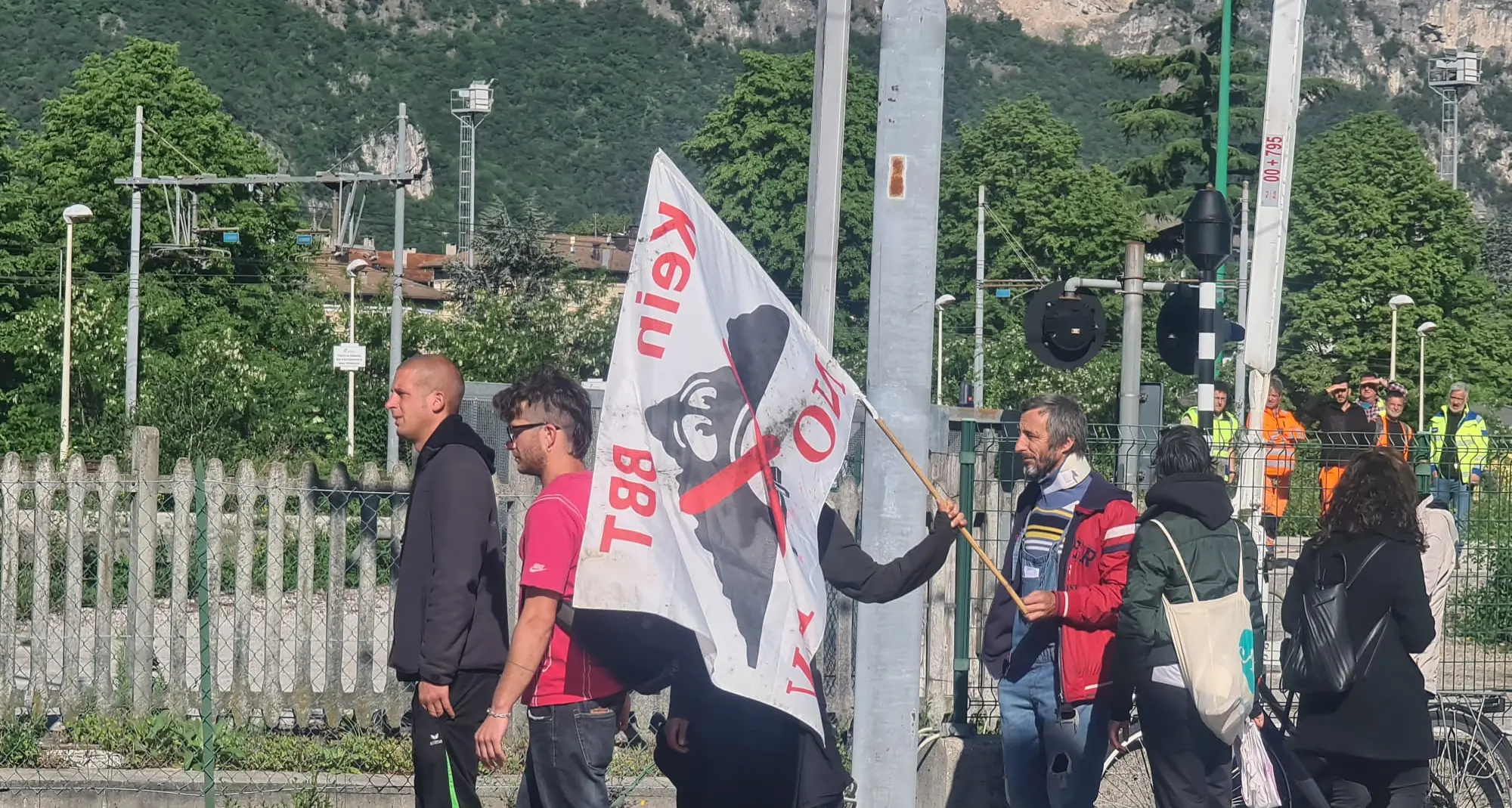 Manifestanti No Tav bloccano lo scalo Filzi