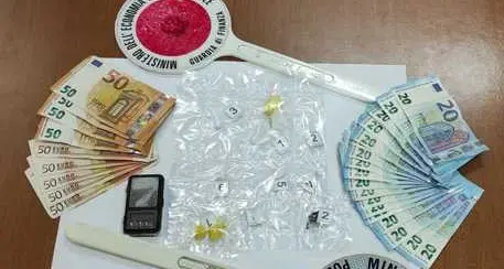 Controlli in un residence di Gardolo dopo le segnalazioni dei cittadini sull’app della polizia: sequestrata cocaina, quattro stranieri irregolari espulsi