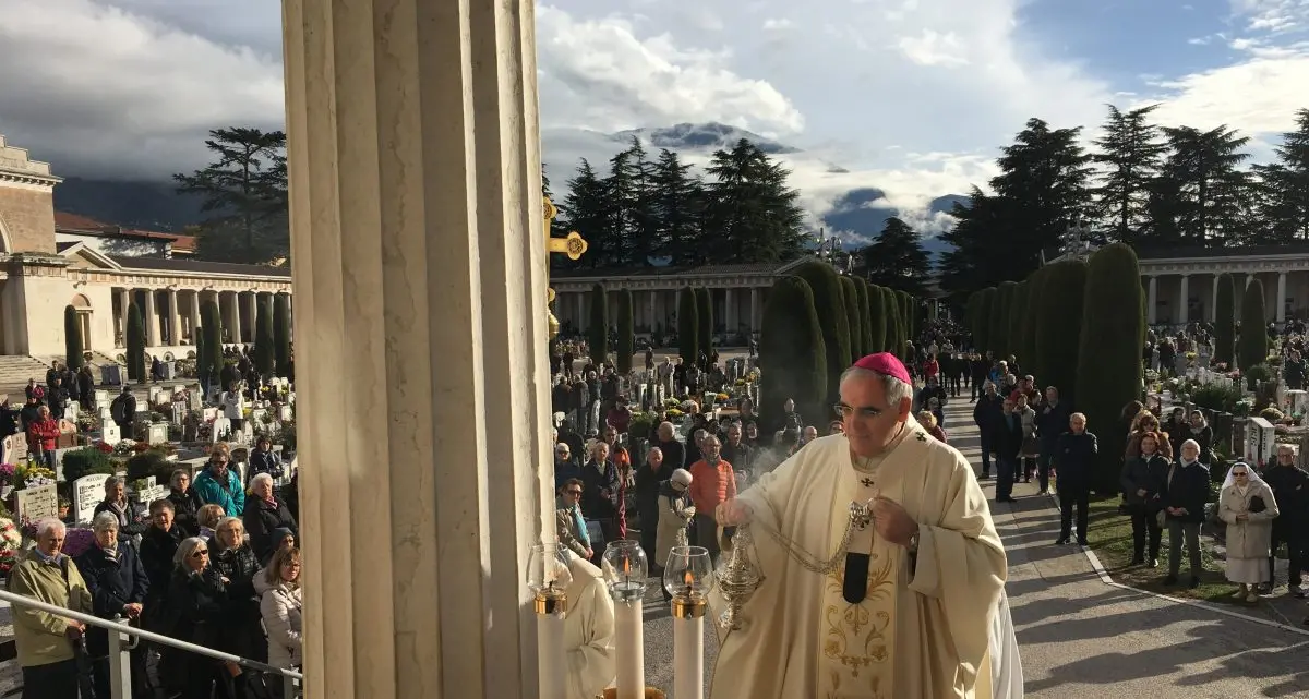 Santi e defunti, le celebrazioni con l’arcivescovo Lauro al cimitero di Trento