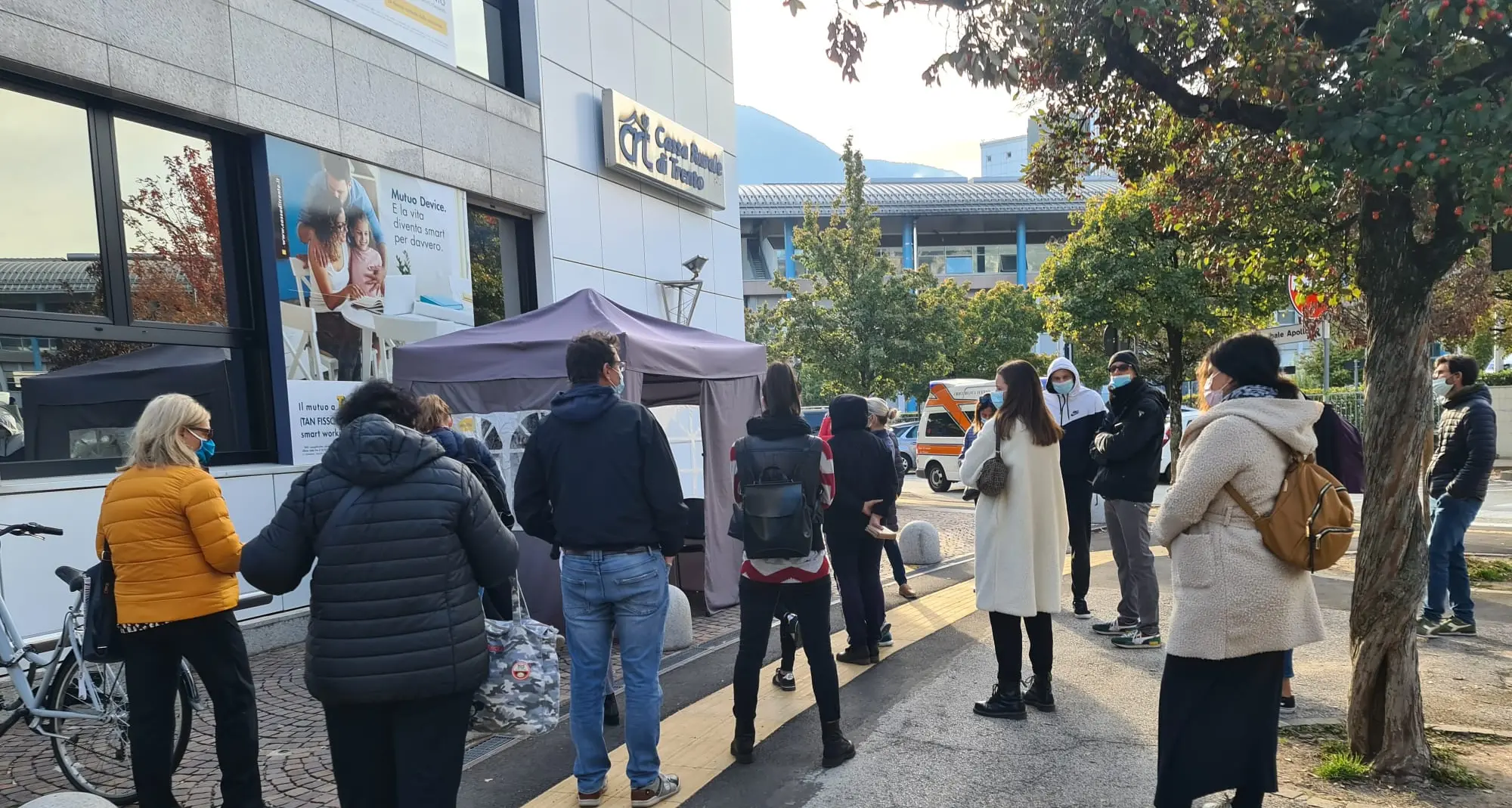 Primo lunedì di Green Pass, a Trento in coda alle farmacie per i tamponi