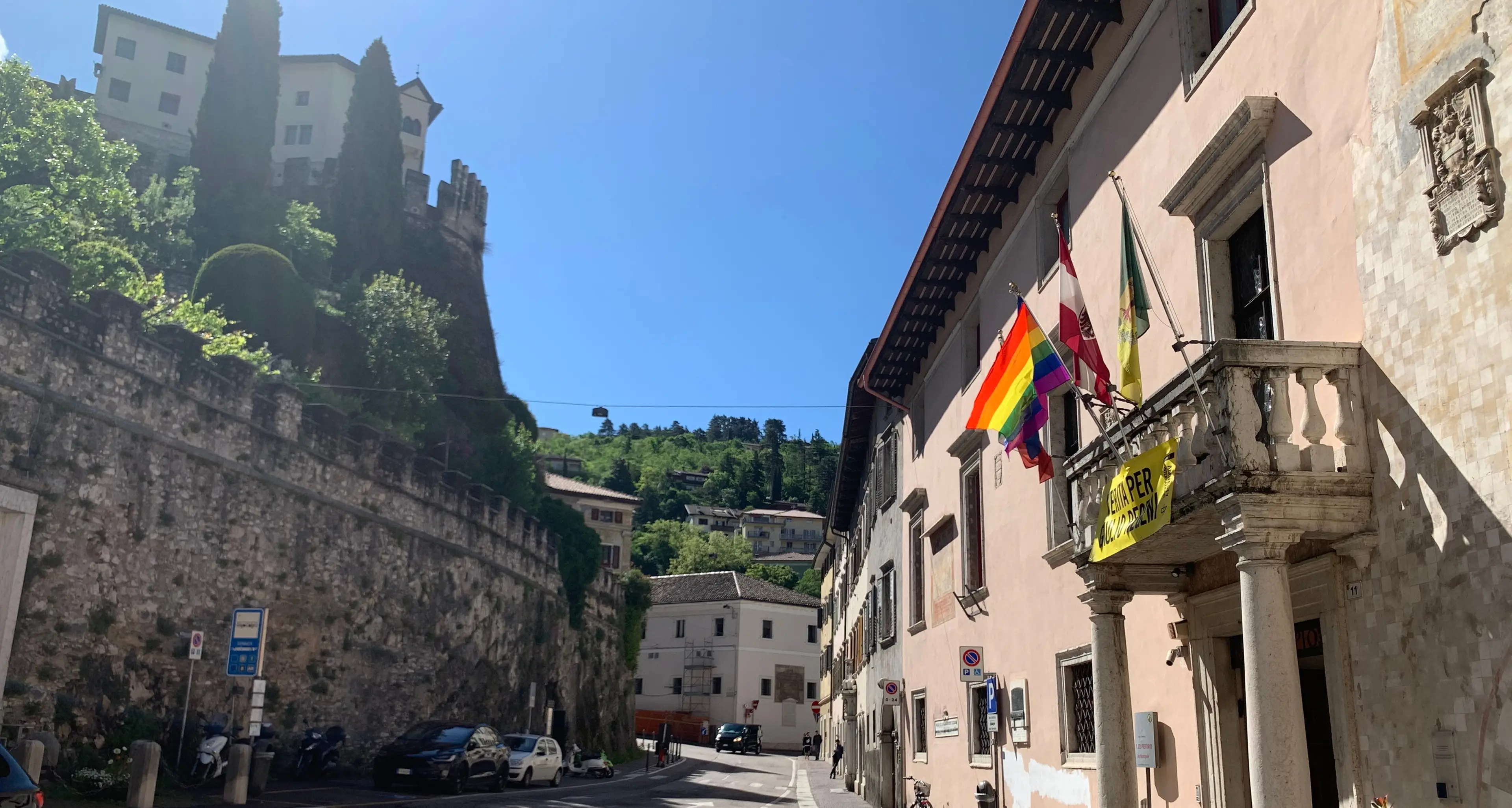 Rovereto, la bandiera sventola arcobaleno sul municipio assieme a quella del Comune
