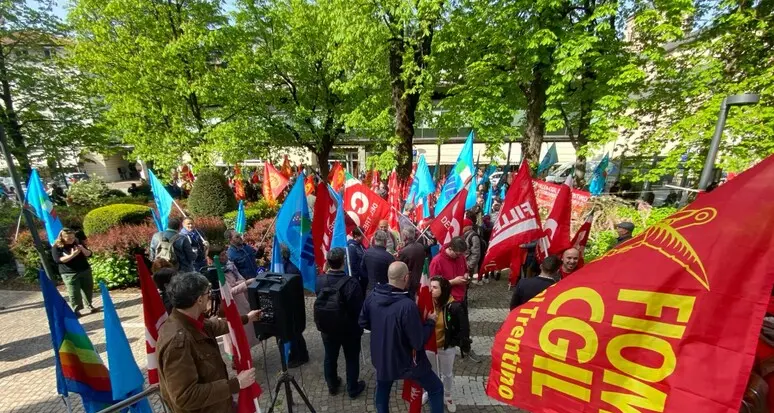 Sciopero generale per la sicurezza sul lavoro. Presidio a Trento: «Subappalti, servono norme più severe»