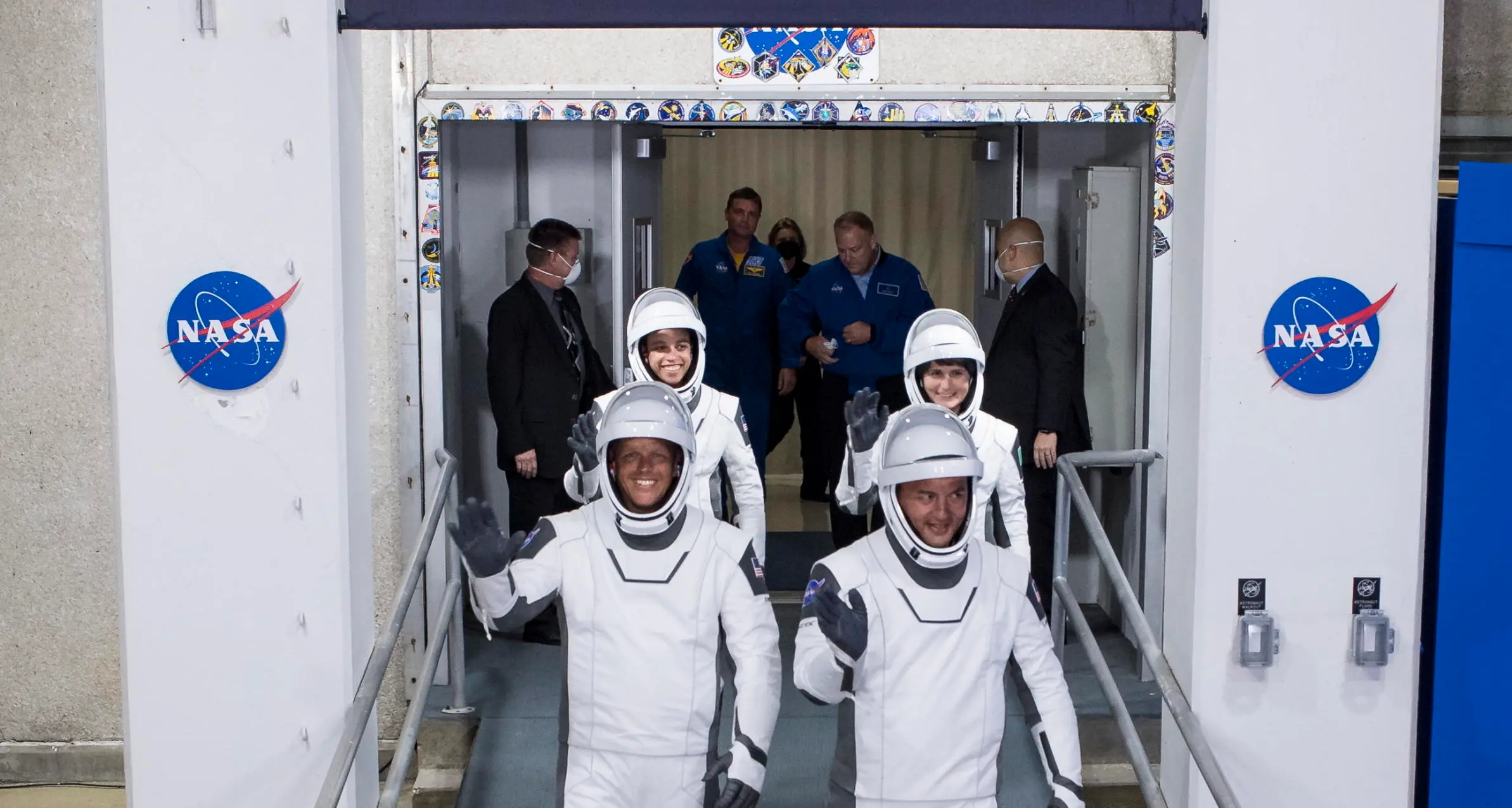 Spazio, parte Crew 4, da AstroSamantha un bacio ai suoi bambini