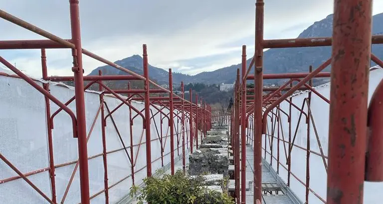 Mura di piazza Fiera «impacchettate»: inizia il restauro