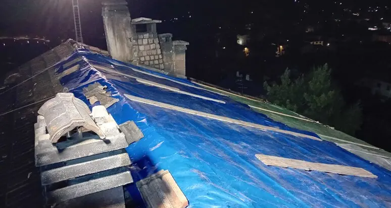 Incendio il tetto di una casa a Baselga di Piné: due famiglie evacuate