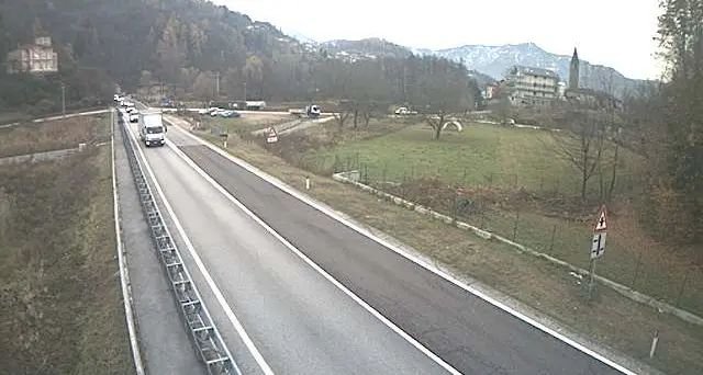 Code e disagi sulla SS 47 della Valsugana per un container rovesciato