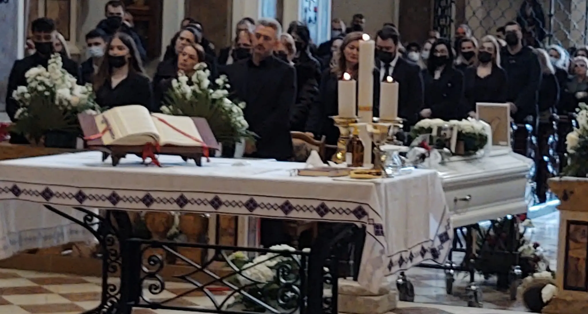 A San Michele l’addio a Donika: in tantissimi per il funerale della 25enne morta nell’incidente
