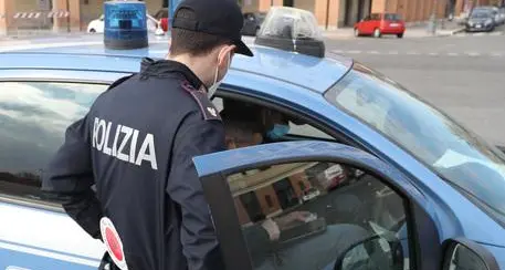 Tre bulli rubano le scarpe a un ragazzino in stazione: presi