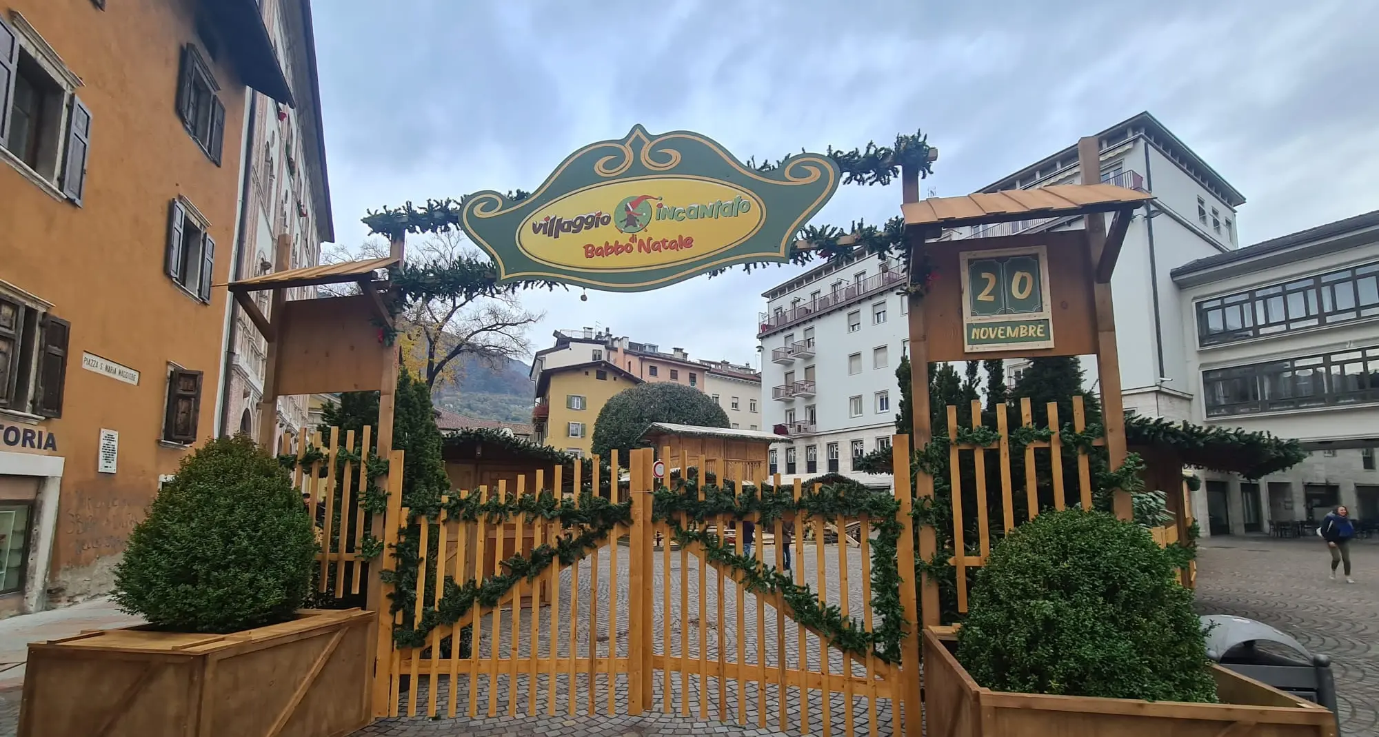 Trento, si accendono le luci di Natale: ritornano i mercatini