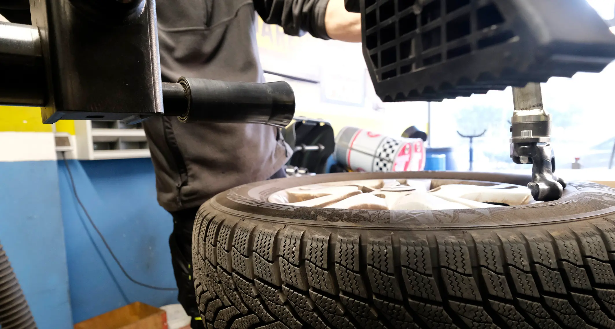 Vi siete ricordati il cambio gomme? Da oggi scatta l’obbligo (a meno che non abbiate le catene a bordo)