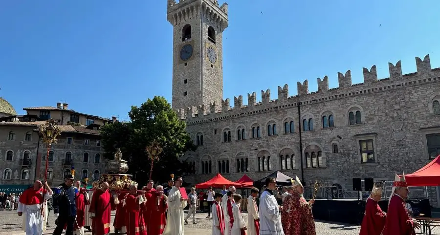 San Vigilio: processione e messa in cattedrale con cinque vescovi trentini