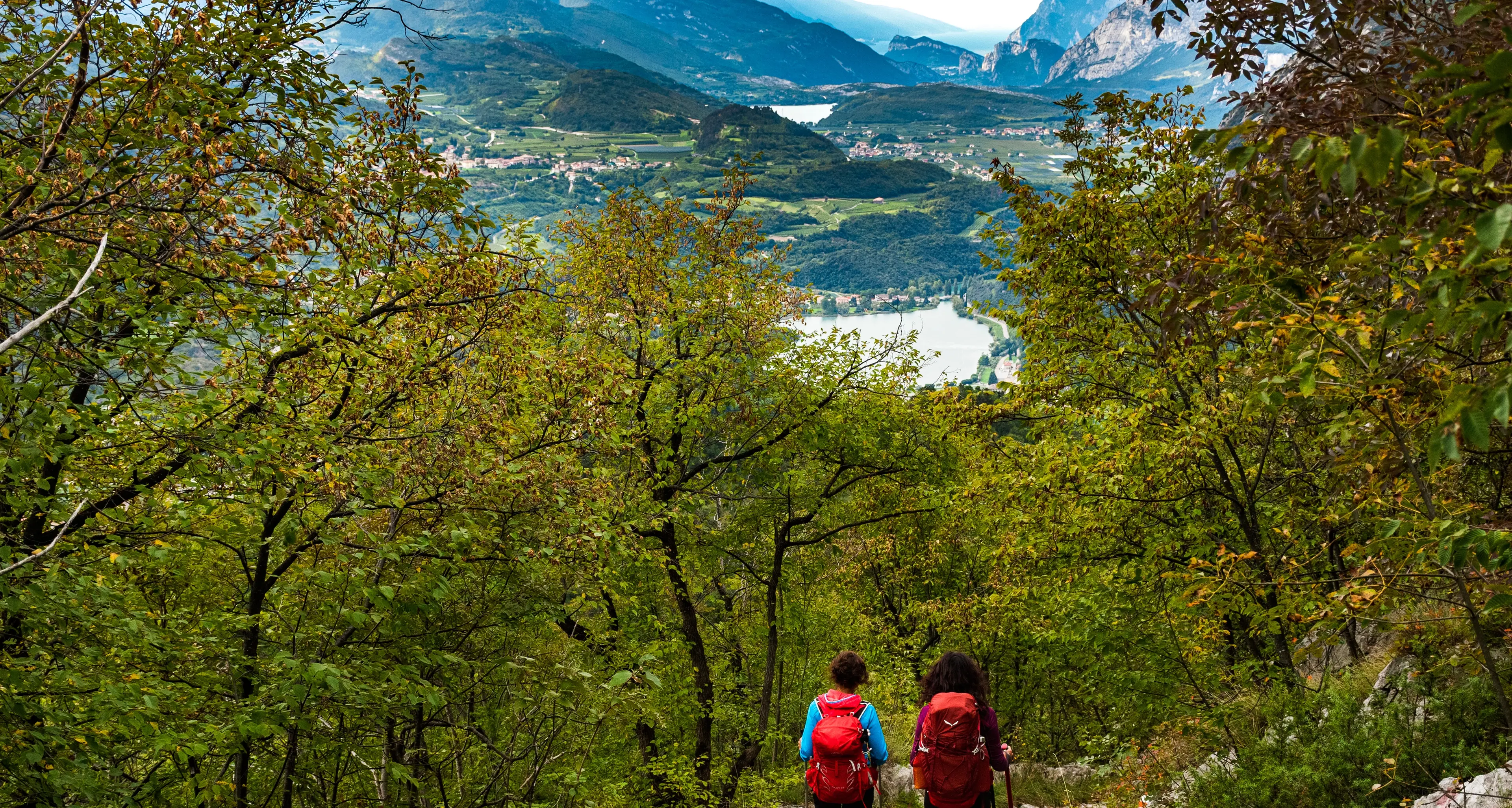 Il Cammino di San Vili apre ai non vedenti: 100 km a piedi per imparare che la montagna non si vive solo con gli occhi