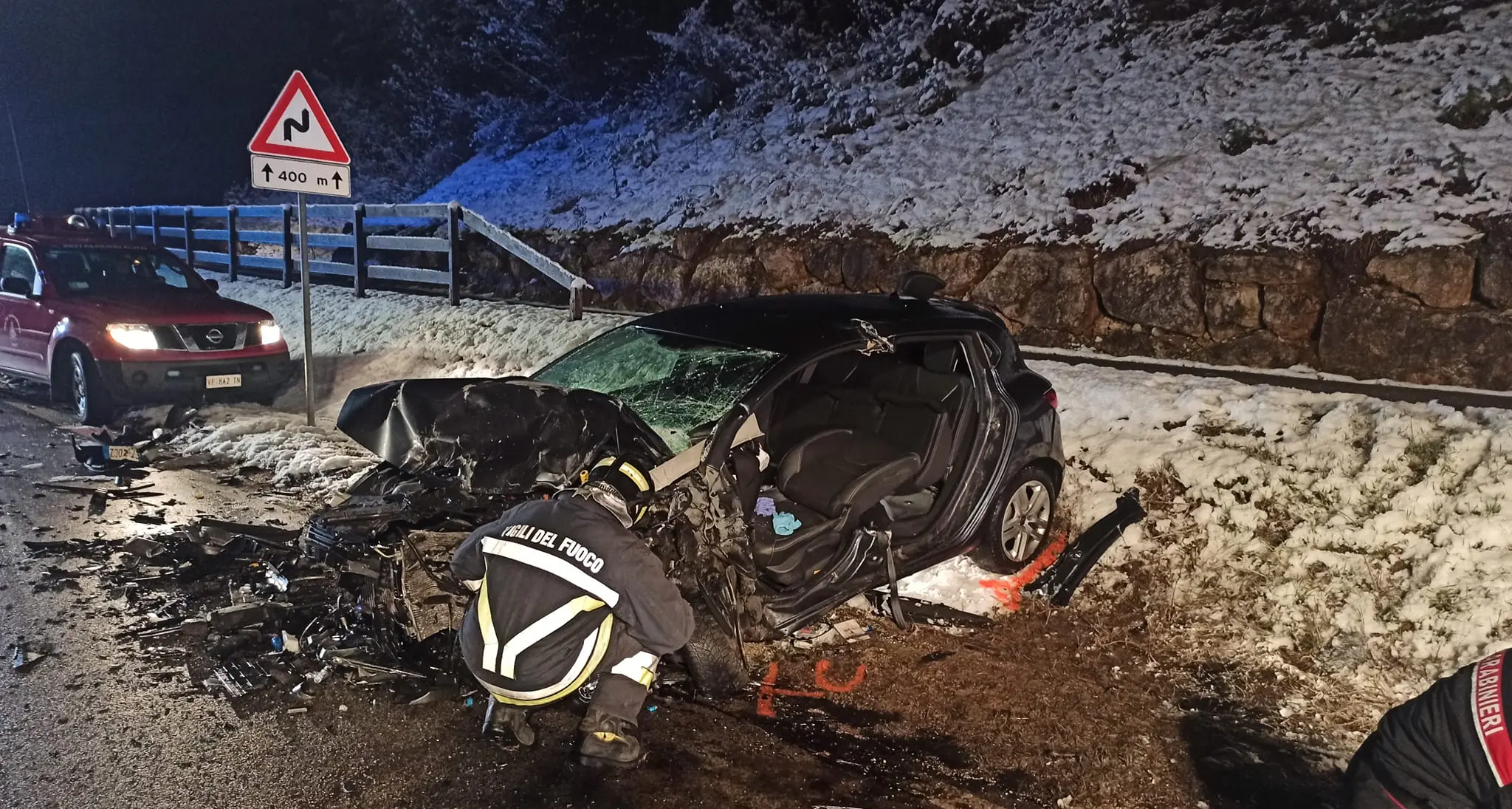 Incidente frontale fra due auto a Romeno, ferite tre persone: arriva l'elisoccorso
