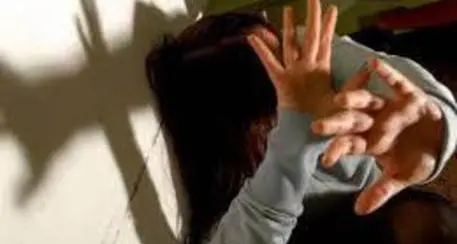 Accusato di avere violentato la figlia minore per 12 anni, fugge oltreoceano. Ma gli Usa non vogliono estradarlo