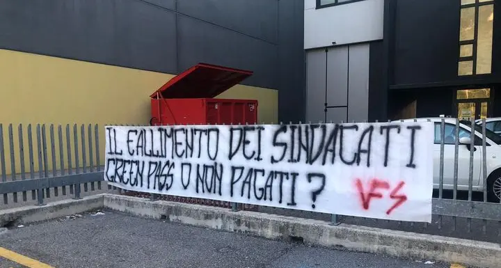 Rovereto, gli Skinhead contro la Cgil per il Green Pass