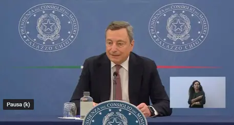 Draghi: “Da aprile stop alle quarantene a scuola e alle mascherine all’aperto”